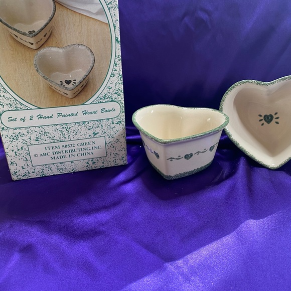 📌 Vintage 1996 Set of 2 Hand Painted Heart Bowl’s never used! Original Box! - Picture 8 of 13